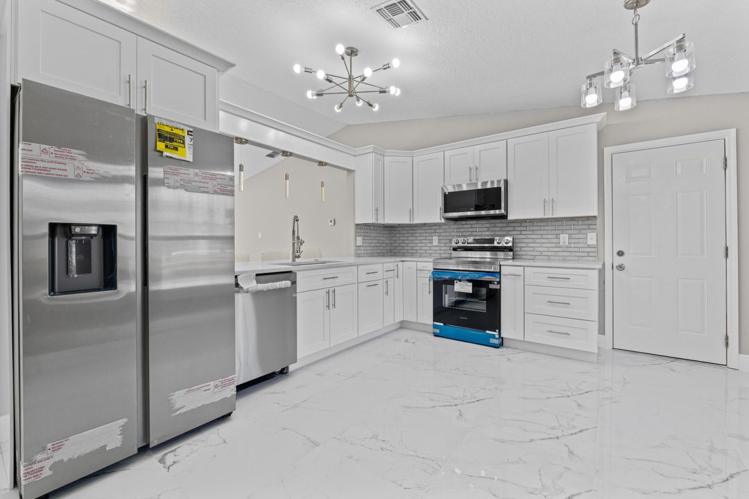 For Sale: $299,700 (3 beds, 2 baths, 1196 Square Feet)