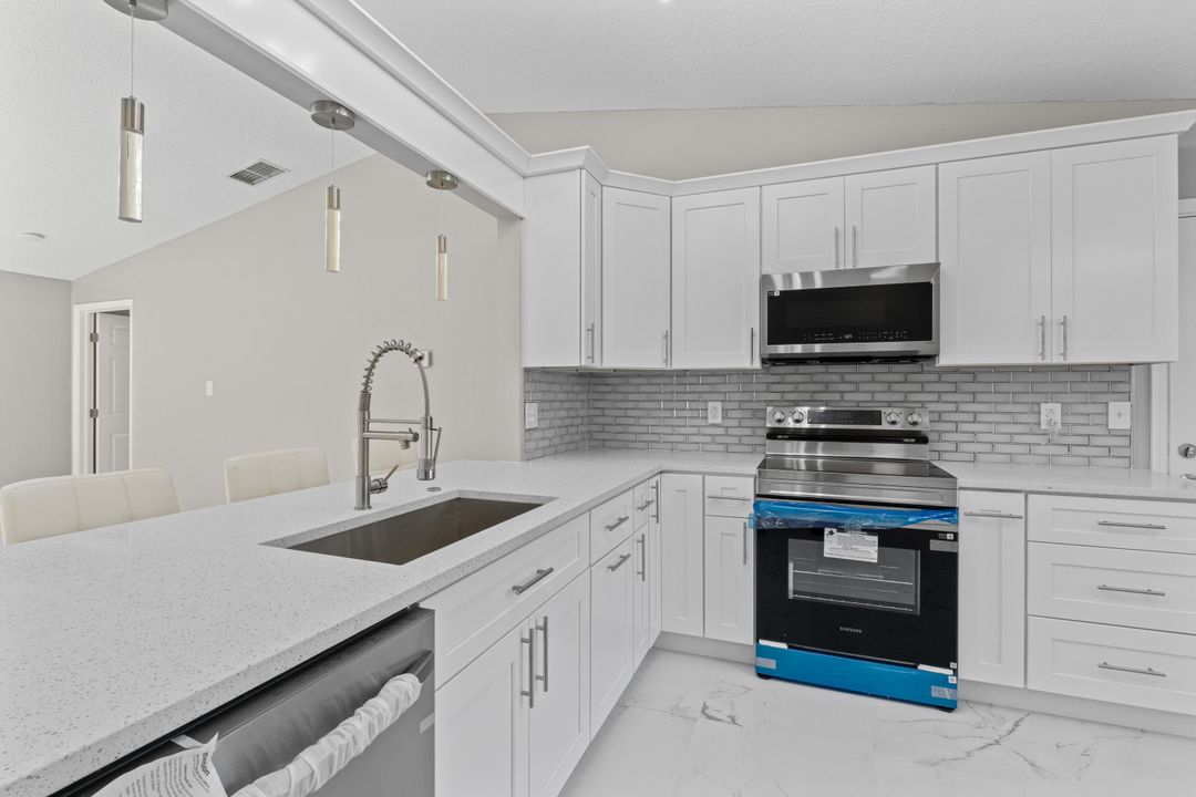 For Sale: $299,700 (3 beds, 2 baths, 1196 Square Feet)