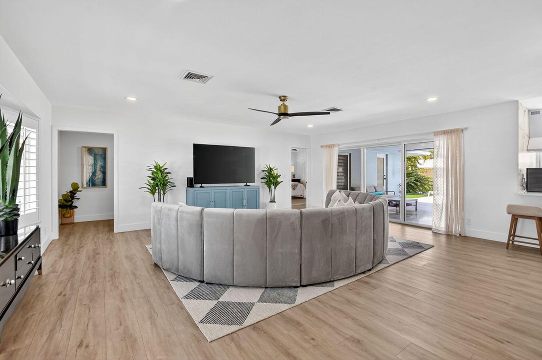 For Sale: $1,999,999 (3 beds, 2 baths, 1965 Square Feet)