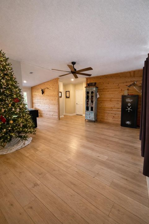 For Sale: $399,999 (3 beds, 2 baths, 1716 Square Feet)