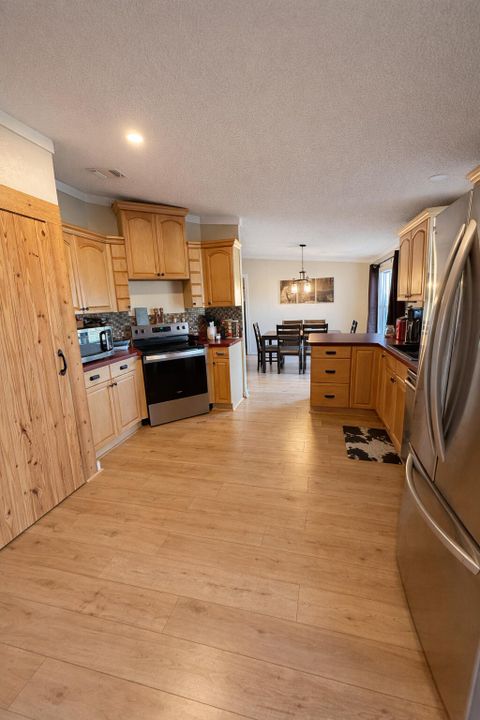 For Sale: $399,999 (3 beds, 2 baths, 1716 Square Feet)