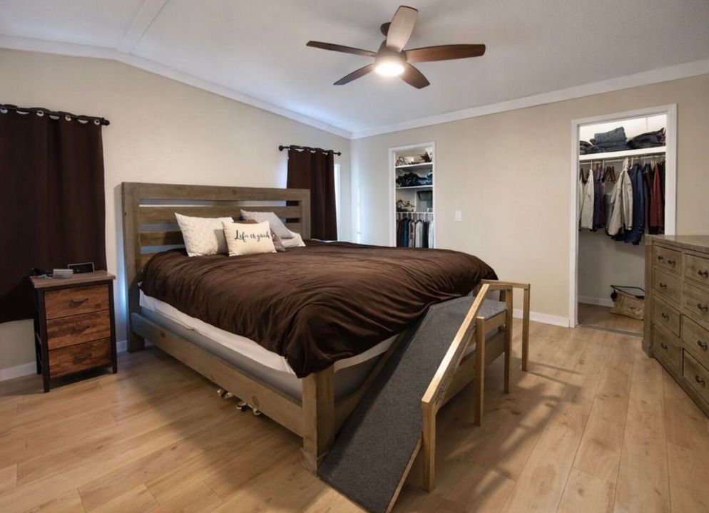 For Sale: $399,999 (3 beds, 2 baths, 1716 Square Feet)