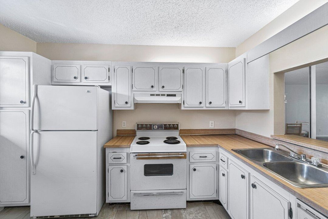 For Sale: $220,000 (2 beds, 2 baths, 1126 Square Feet)