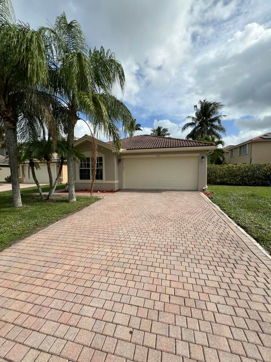 For Sale: $495,000 (4 beds, 2 baths, 1722 Square Feet)