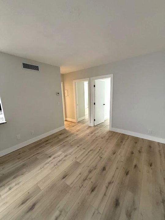 出租: $1,900 (2 贝兹, 1 浴室, 750 平方英尺)