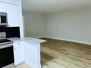 出租: $1,900 (2 贝兹, 1 浴室, 750 平方英尺)