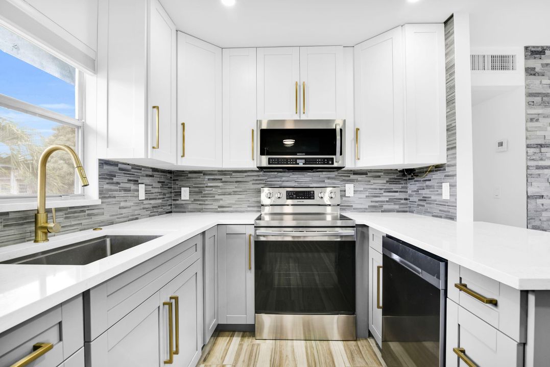 出租: $1,900 (2 贝兹, 2 浴室, 883 平方英尺)