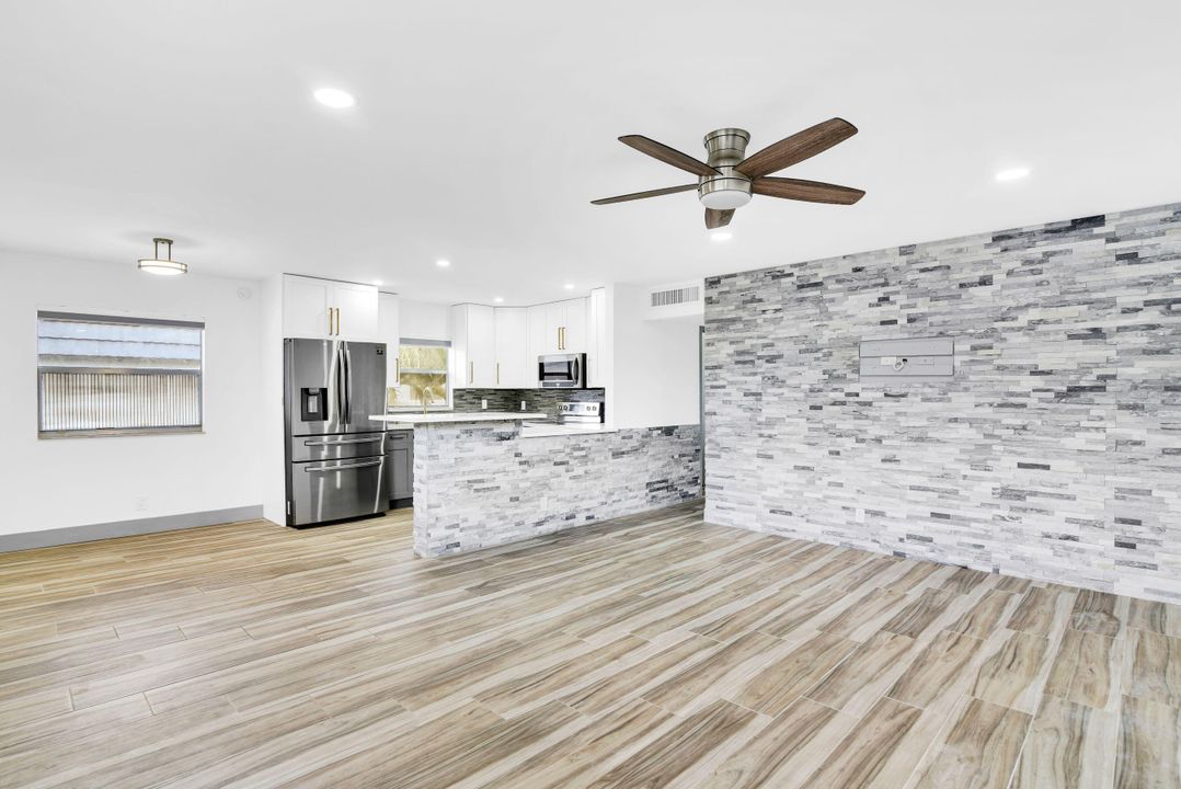 出租: $1,900 (2 贝兹, 2 浴室, 883 平方英尺)