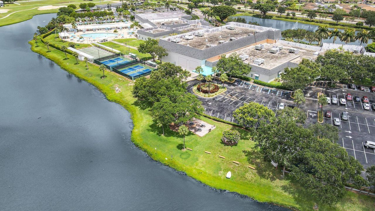 出租: $1,900 (2 贝兹, 2 浴室, 883 平方英尺)