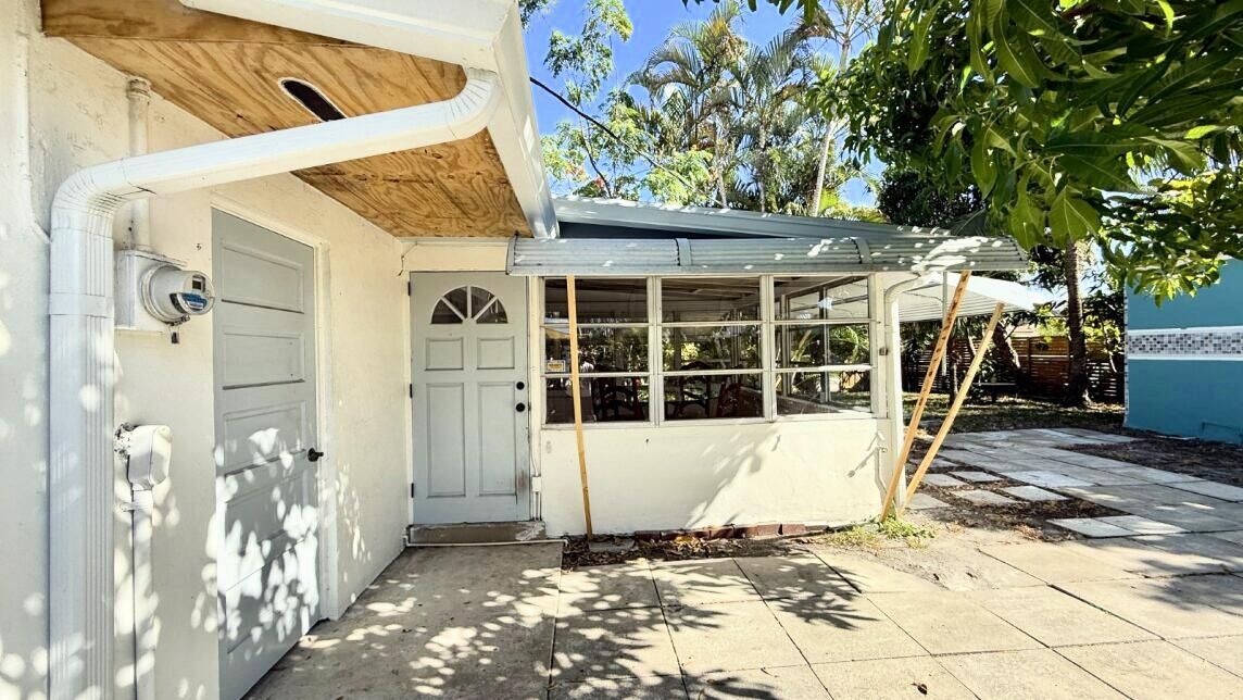 For Sale: $485,000 (2 beds, 1 baths, 832 Square Feet)