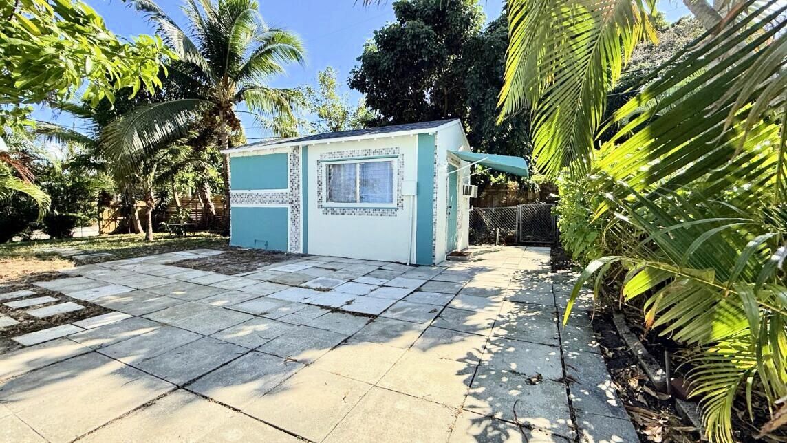 For Sale: $485,000 (2 beds, 1 baths, 832 Square Feet)