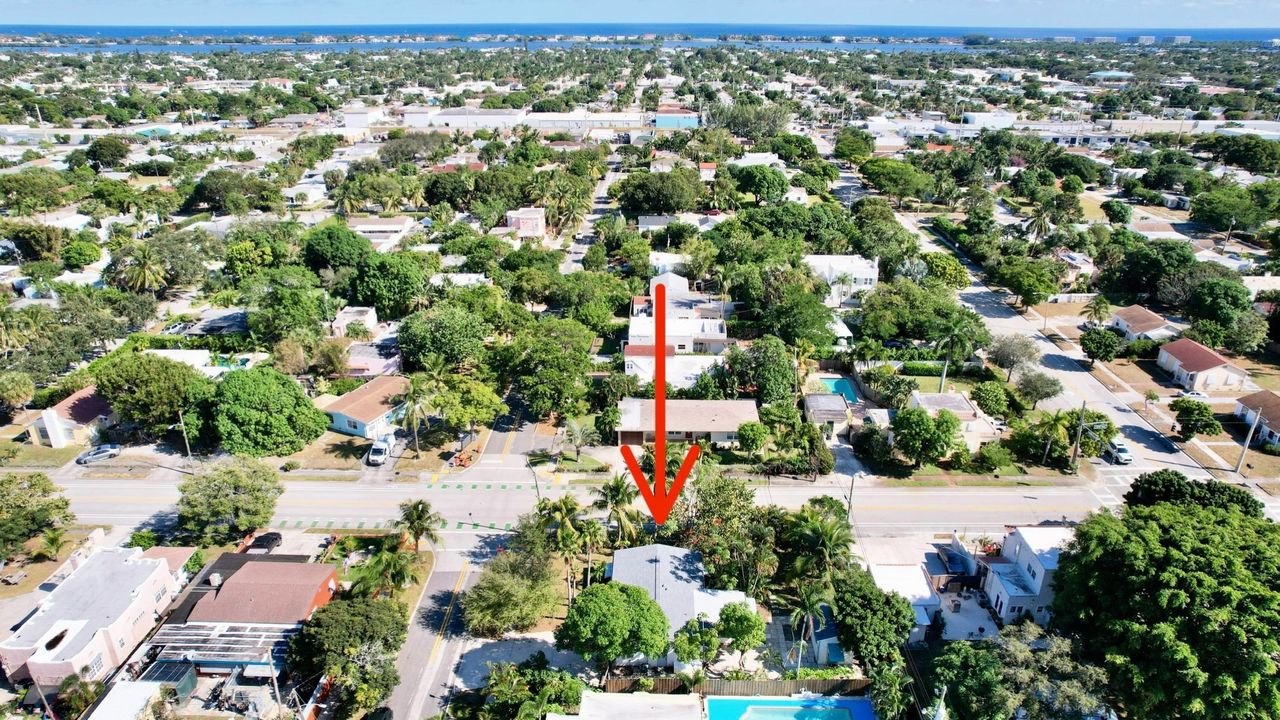 For Sale: $485,000 (2 beds, 1 baths, 832 Square Feet)