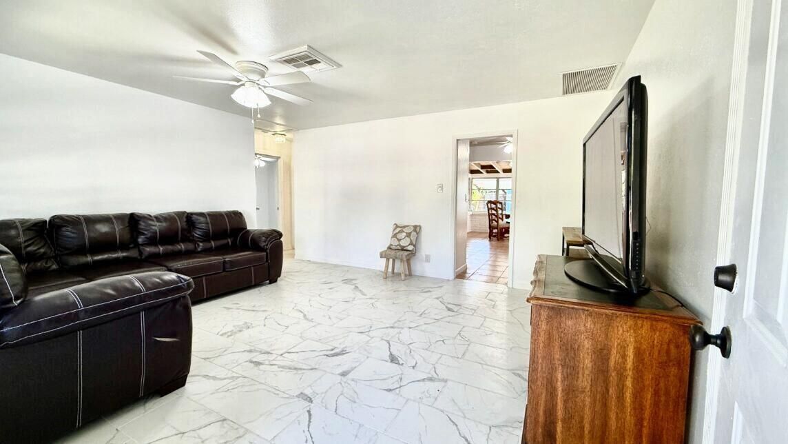 For Sale: $485,000 (2 beds, 1 baths, 832 Square Feet)