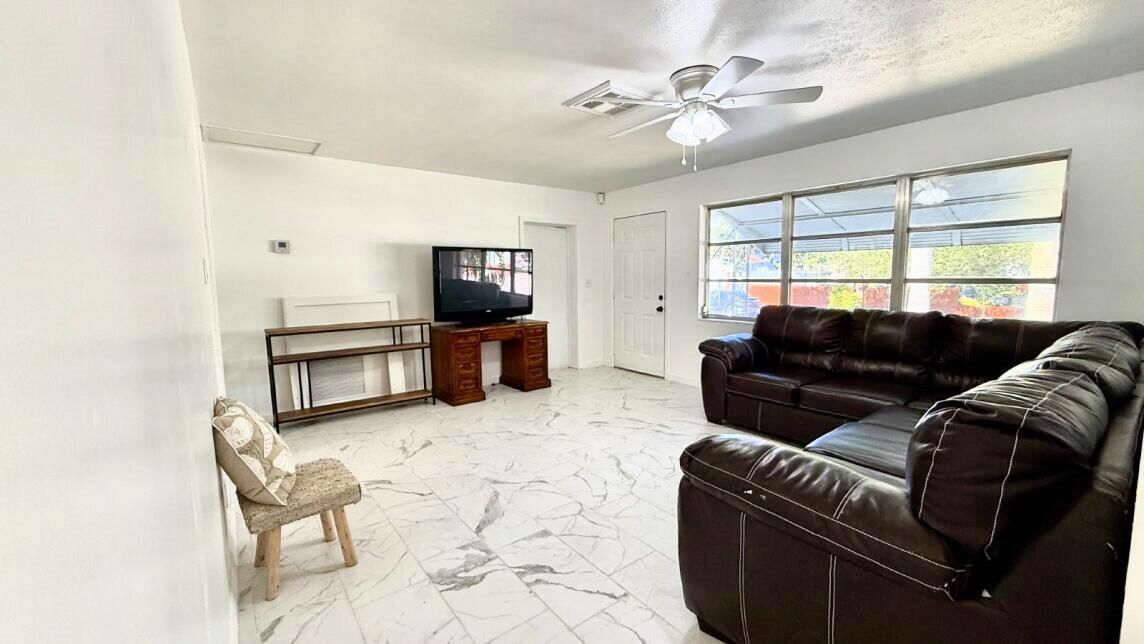 For Sale: $485,000 (2 beds, 1 baths, 832 Square Feet)