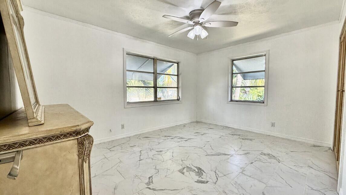 For Sale: $485,000 (2 beds, 1 baths, 832 Square Feet)