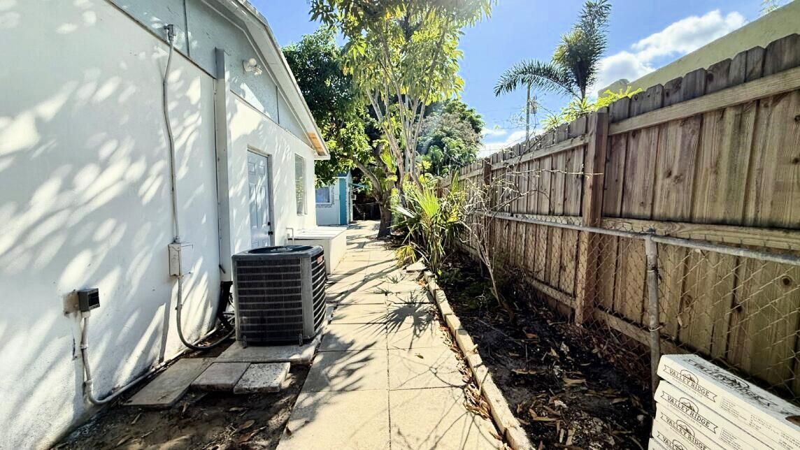 For Sale: $485,000 (2 beds, 1 baths, 832 Square Feet)