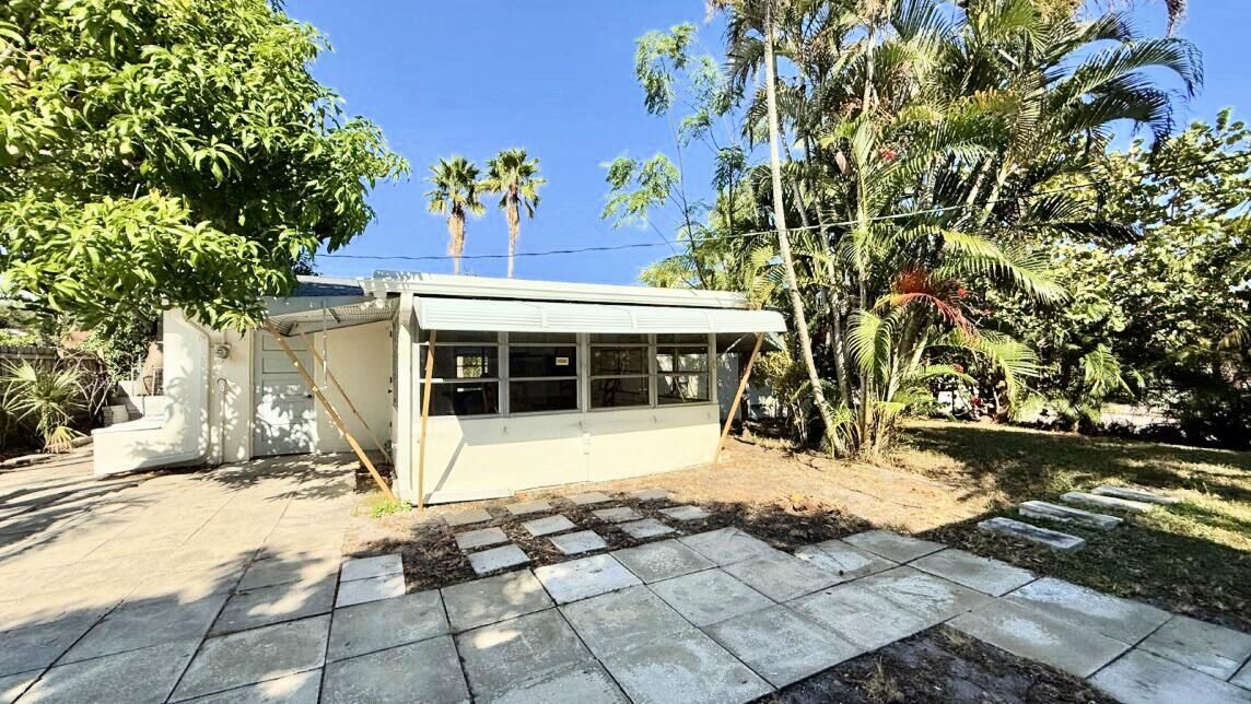 For Sale: $485,000 (2 beds, 1 baths, 832 Square Feet)