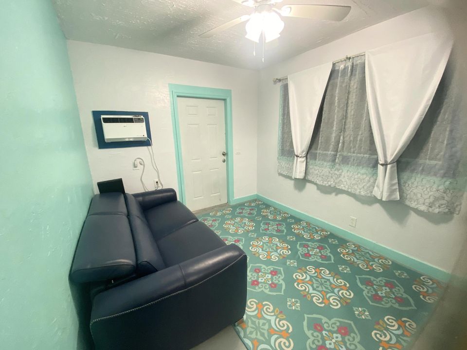 For Sale: $485,000 (2 beds, 1 baths, 832 Square Feet)