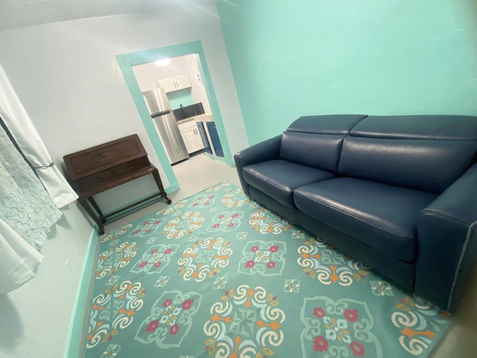 For Sale: $485,000 (2 beds, 1 baths, 832 Square Feet)