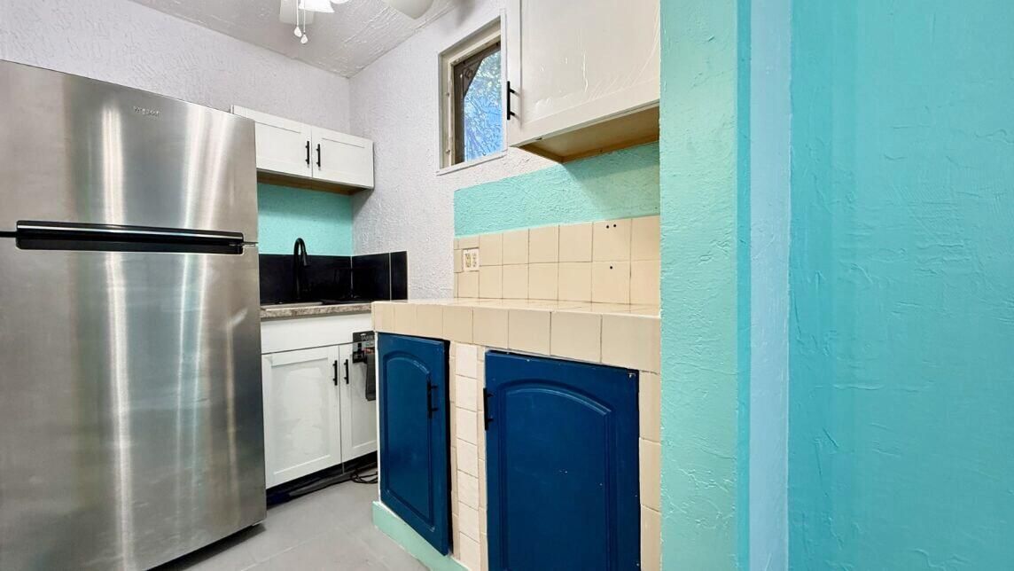 For Sale: $485,000 (2 beds, 1 baths, 832 Square Feet)