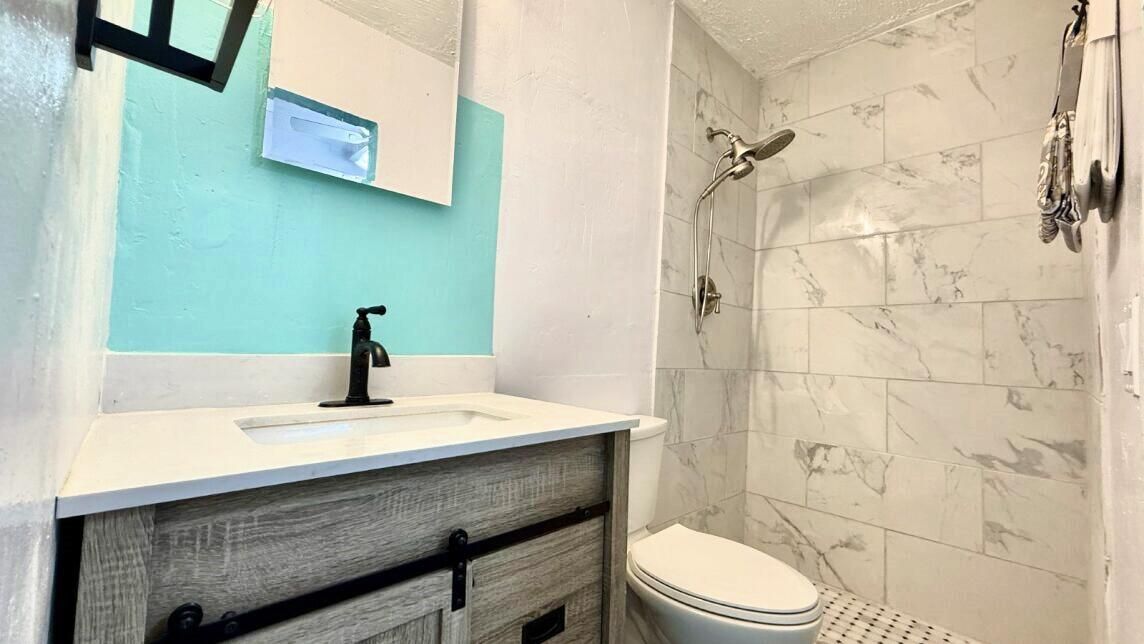 For Sale: $485,000 (2 beds, 1 baths, 832 Square Feet)