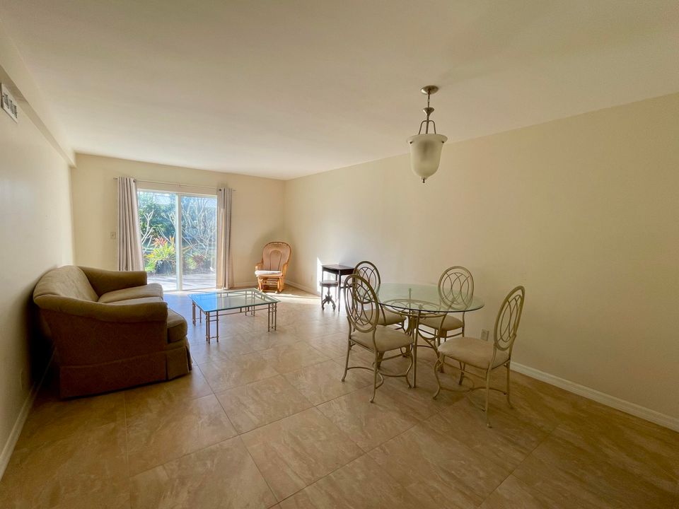 For Sale: $235,000 (2 beds, 1 baths, 1000 Square Feet)