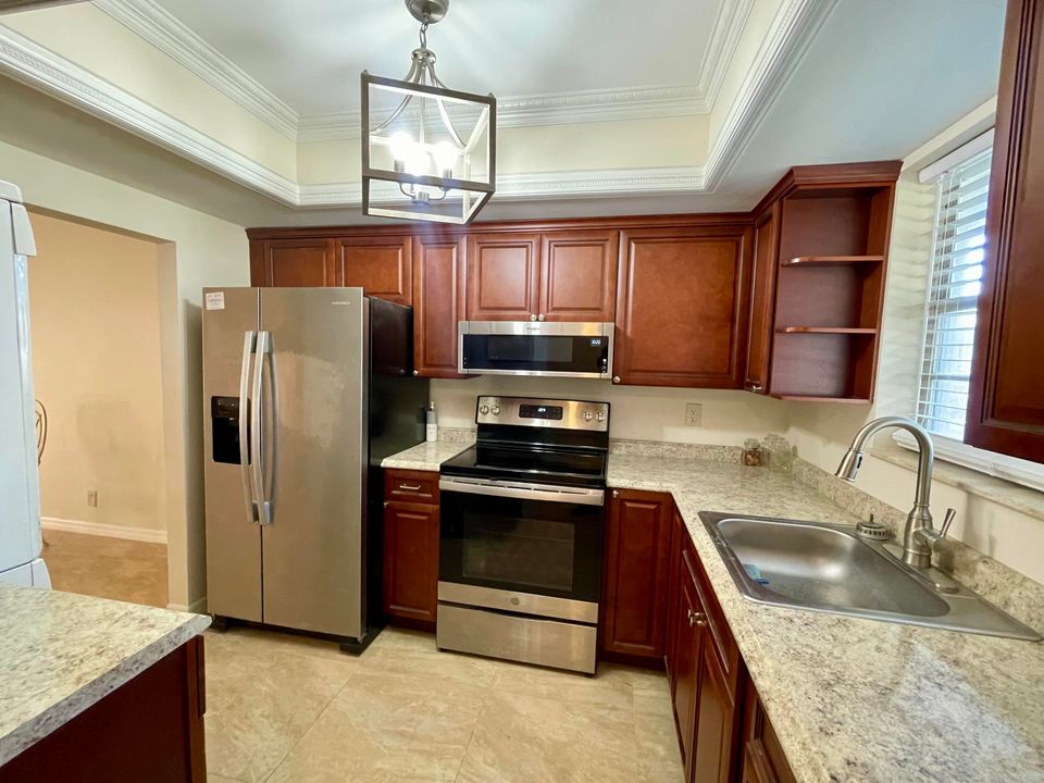 For Sale: $235,000 (2 beds, 1 baths, 1000 Square Feet)