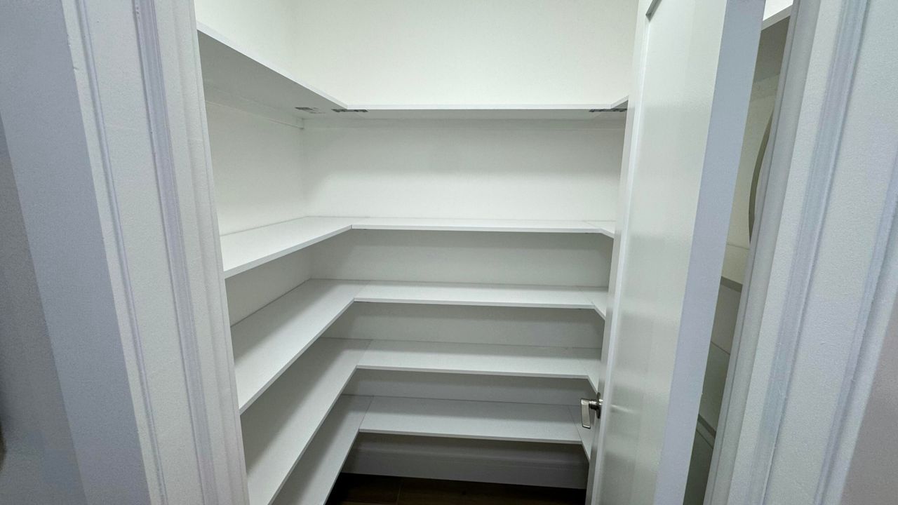 For Sale: $99,900 (1 beds, 1 baths, 570 Square Feet)