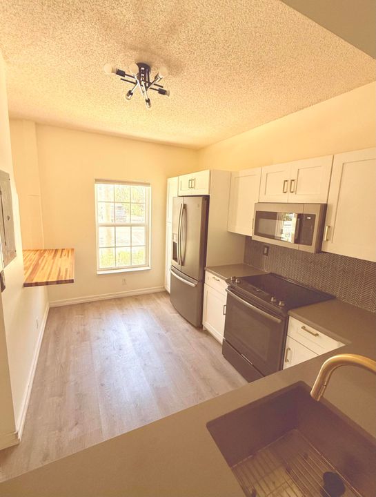 For Sale: $449,000 (2 beds, 2 baths, 1300 Square Feet)