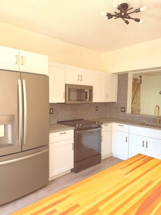 For Sale: $449,000 (2 beds, 2 baths, 1300 Square Feet)