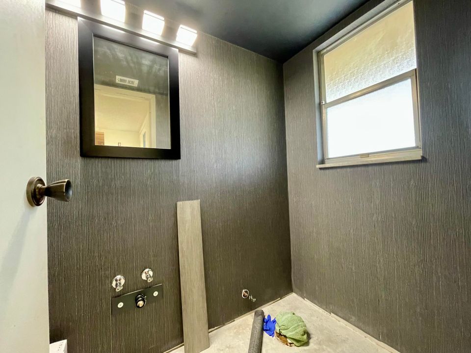 For Sale: $69,900 (1 beds, 1 baths, 986 Square Feet)