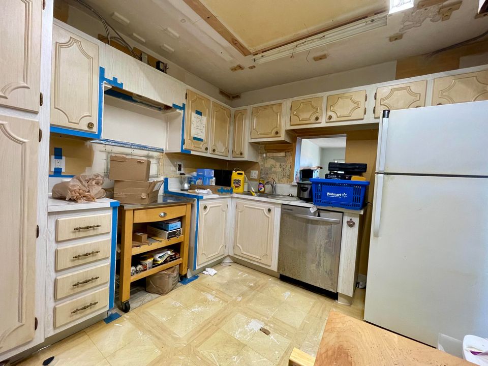 For Sale: $69,900 (1 beds, 1 baths, 986 Square Feet)