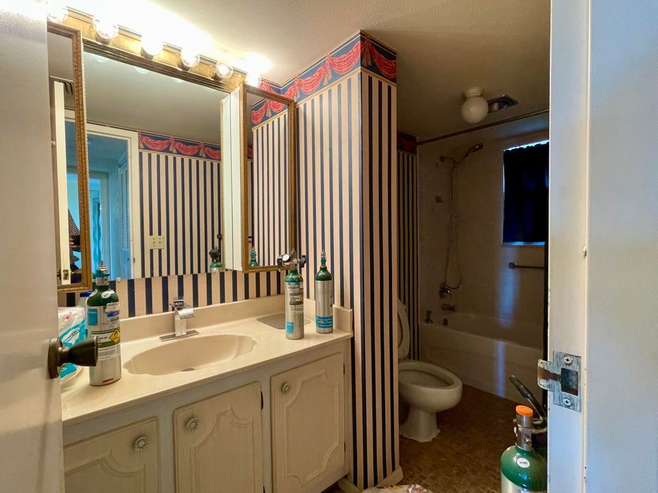 For Sale: $69,900 (1 beds, 1 baths, 986 Square Feet)