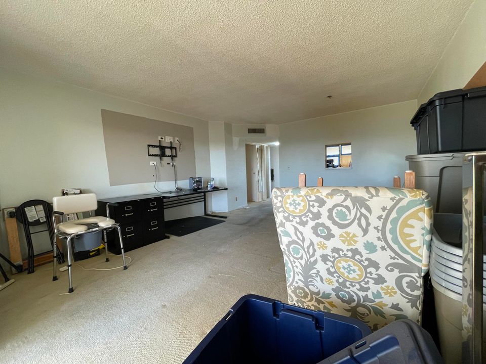 For Sale: $69,900 (1 beds, 1 baths, 986 Square Feet)