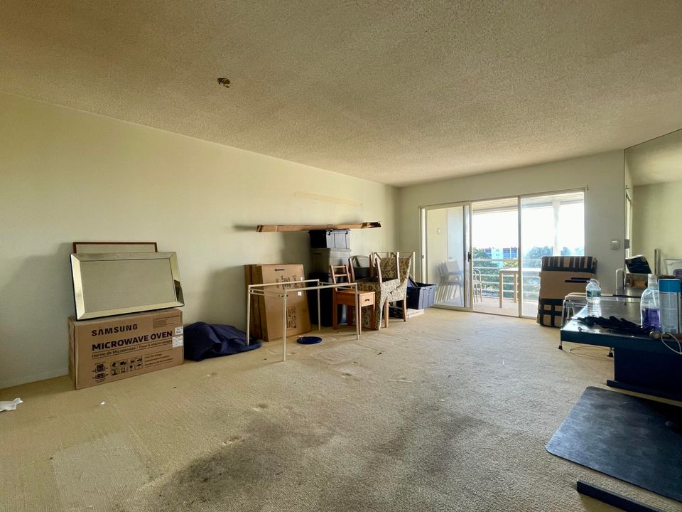 For Sale: $69,900 (1 beds, 1 baths, 986 Square Feet)