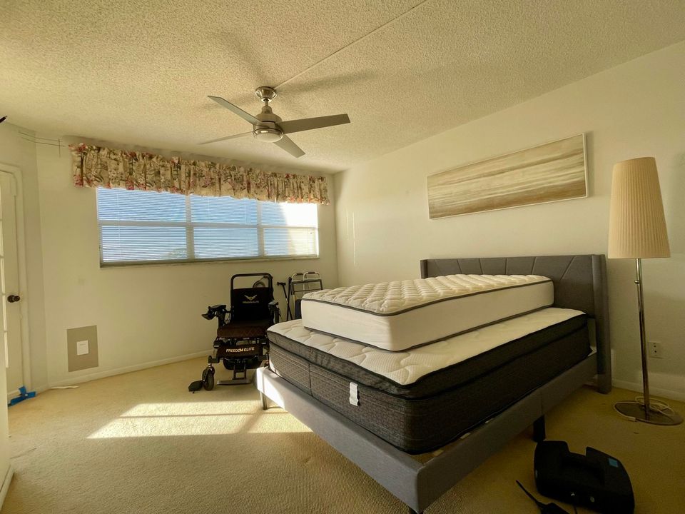 For Sale: $69,900 (1 beds, 1 baths, 986 Square Feet)