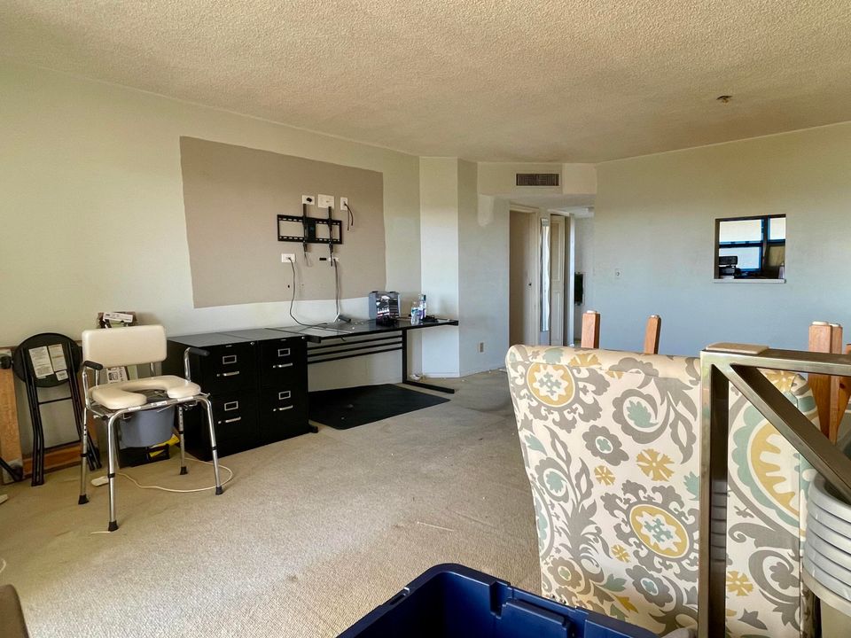 For Sale: $69,900 (1 beds, 1 baths, 986 Square Feet)