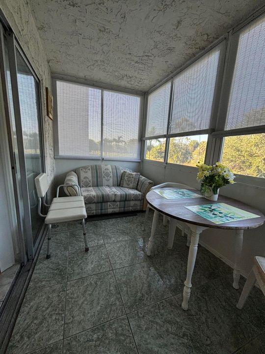 For Sale: $74,500 (1 beds, 1 baths, 695 Square Feet)