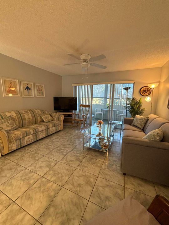 For Sale: $74,500 (1 beds, 1 baths, 695 Square Feet)