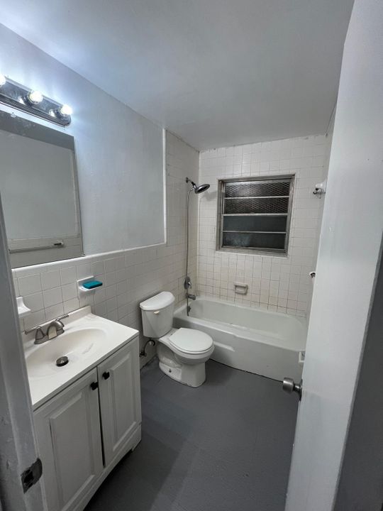 出租: $1,750 (2 贝兹, 1 浴室, 777 平方英尺)