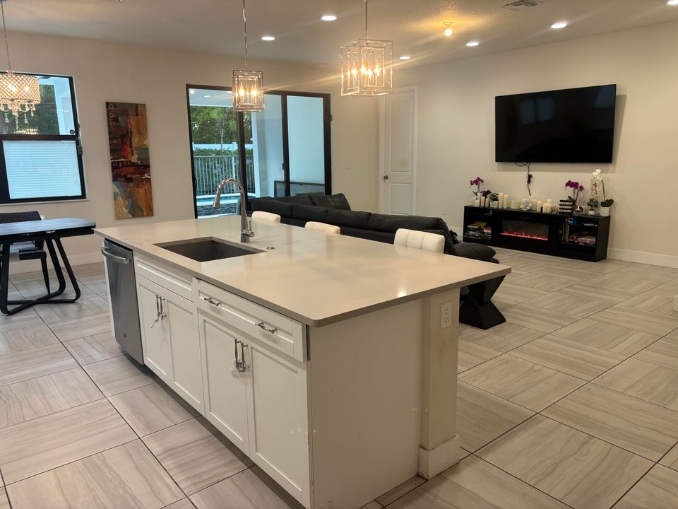 For Sale: $989,000 (6 beds, 4 baths, 2879 Square Feet)