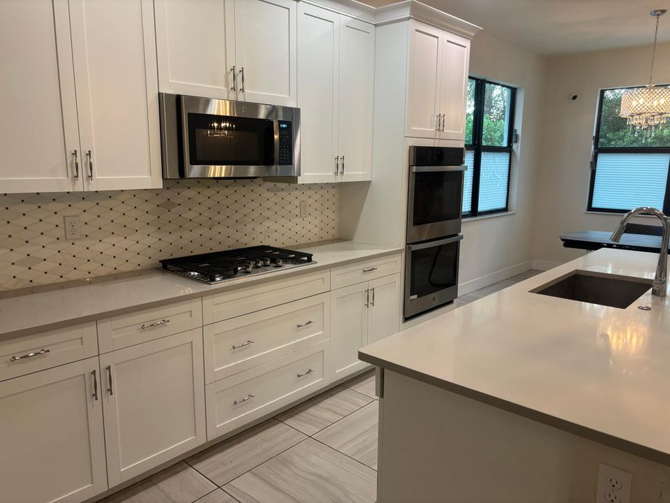 For Sale: $989,000 (6 beds, 4 baths, 2879 Square Feet)