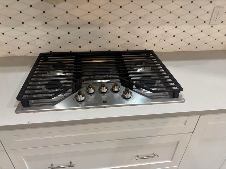 For Sale: $989,000 (6 beds, 4 baths, 2879 Square Feet)