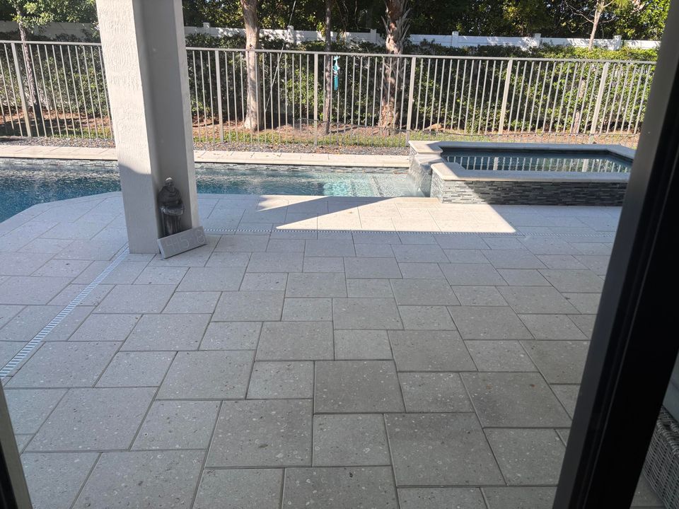 For Sale: $989,000 (6 beds, 4 baths, 2879 Square Feet)