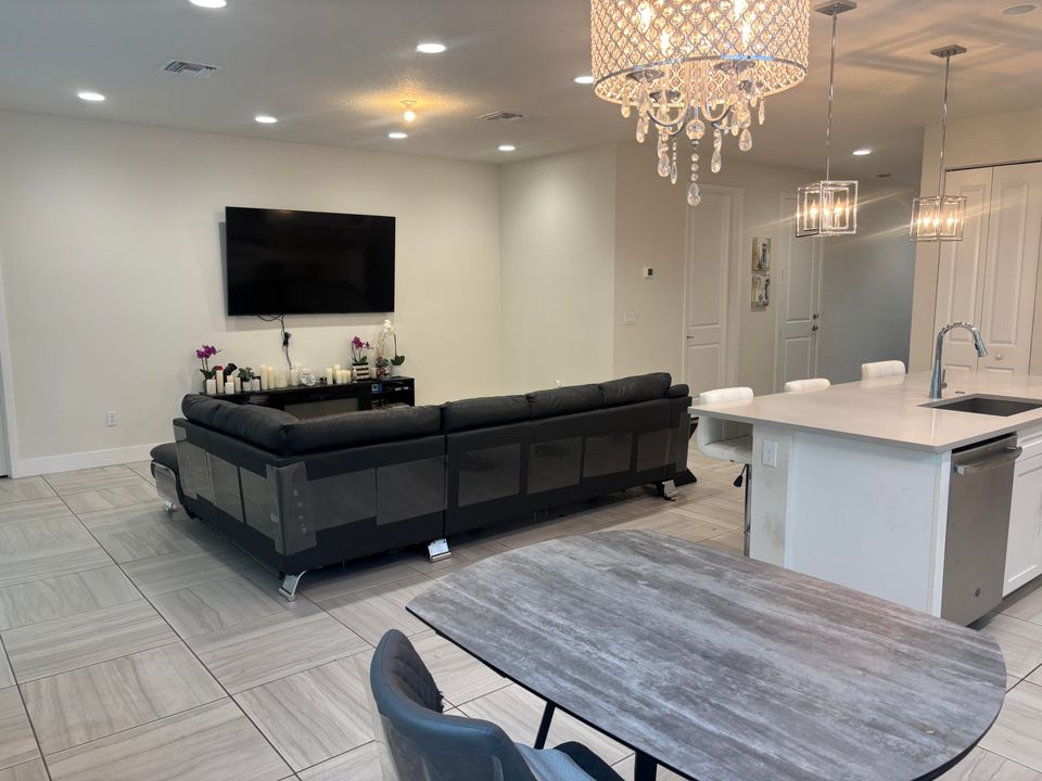 For Sale: $989,000 (6 beds, 4 baths, 2879 Square Feet)