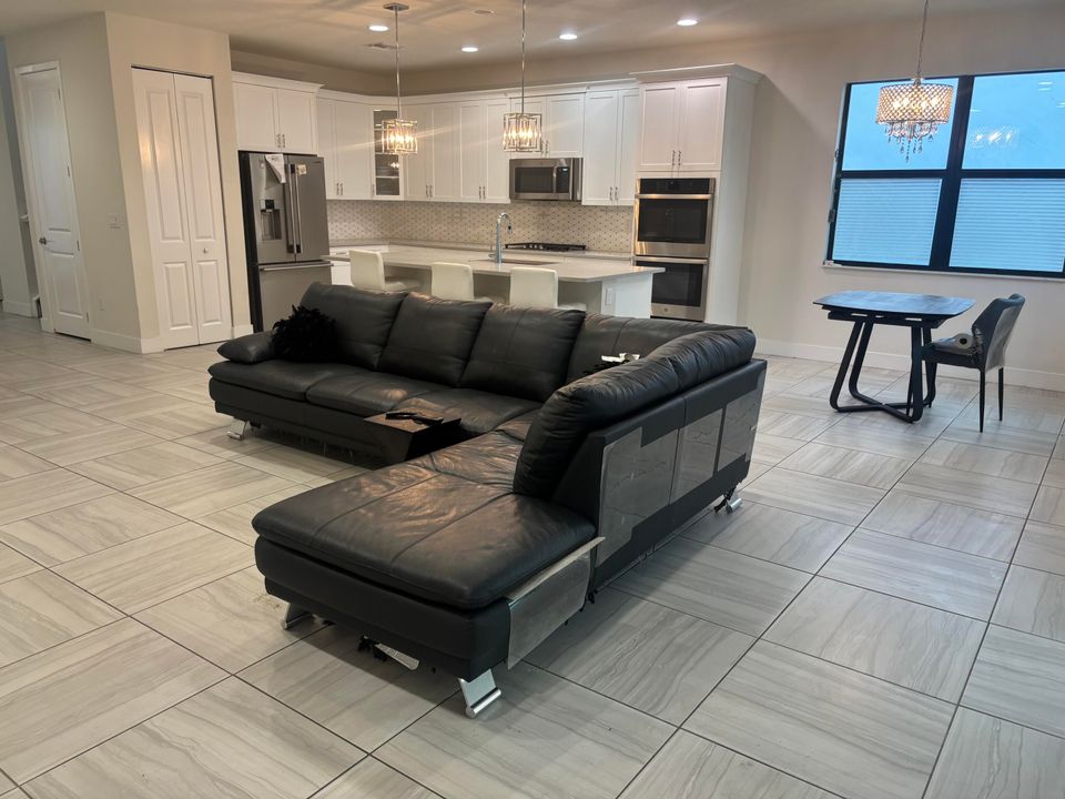 For Sale: $989,000 (6 beds, 4 baths, 2879 Square Feet)