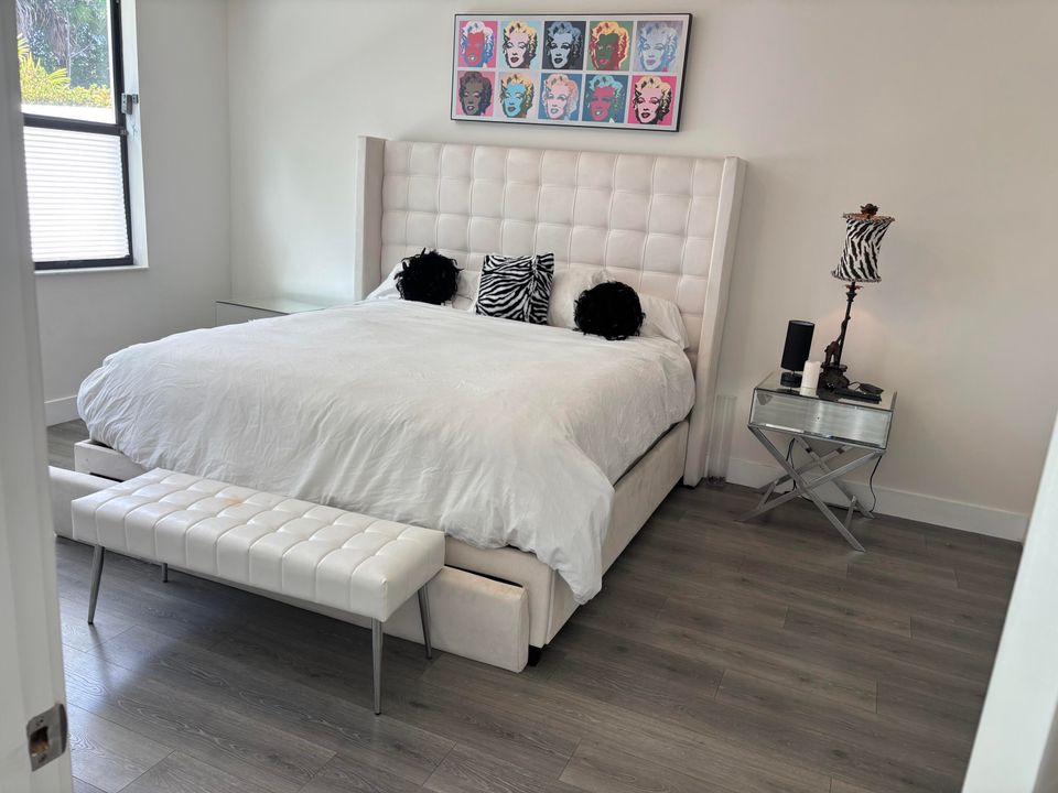 For Sale: $989,000 (6 beds, 4 baths, 2879 Square Feet)