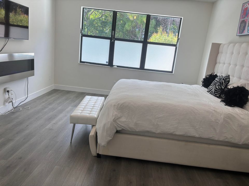 For Sale: $989,000 (6 beds, 4 baths, 2879 Square Feet)