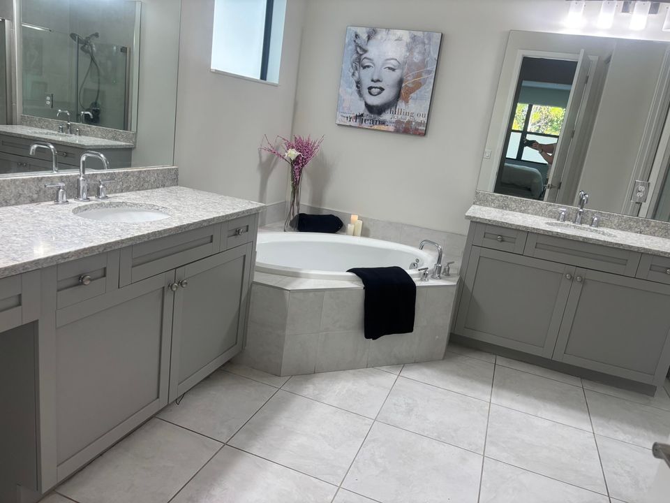 For Sale: $989,000 (6 beds, 4 baths, 2879 Square Feet)