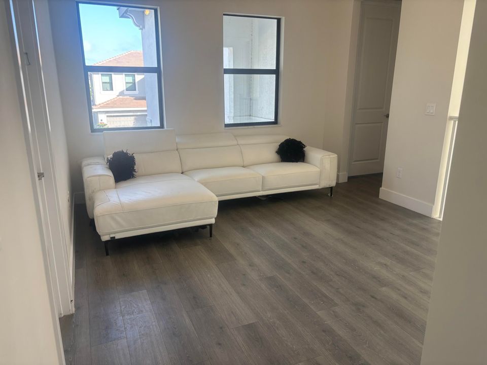 For Sale: $989,000 (6 beds, 4 baths, 2879 Square Feet)